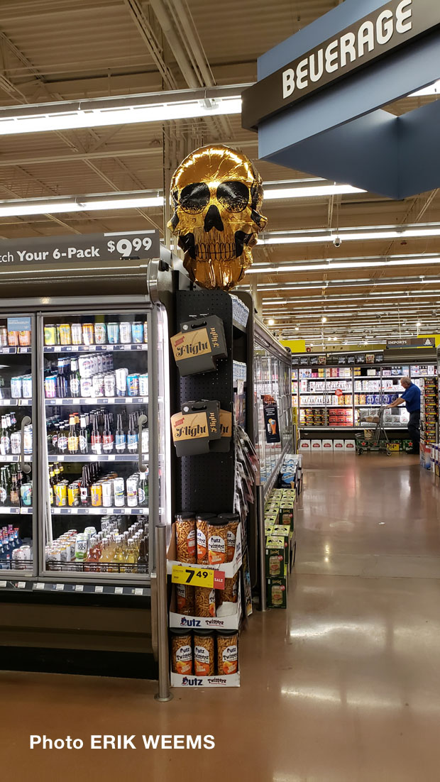Golden SKull blow up balloon beverage